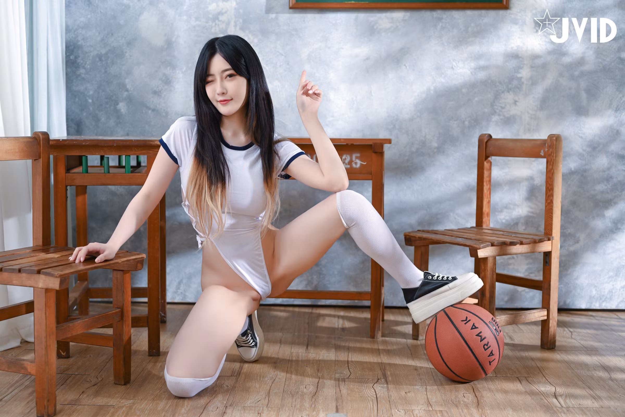璃奈酱站在课桌旁展示短裙与黑丝美腿造型